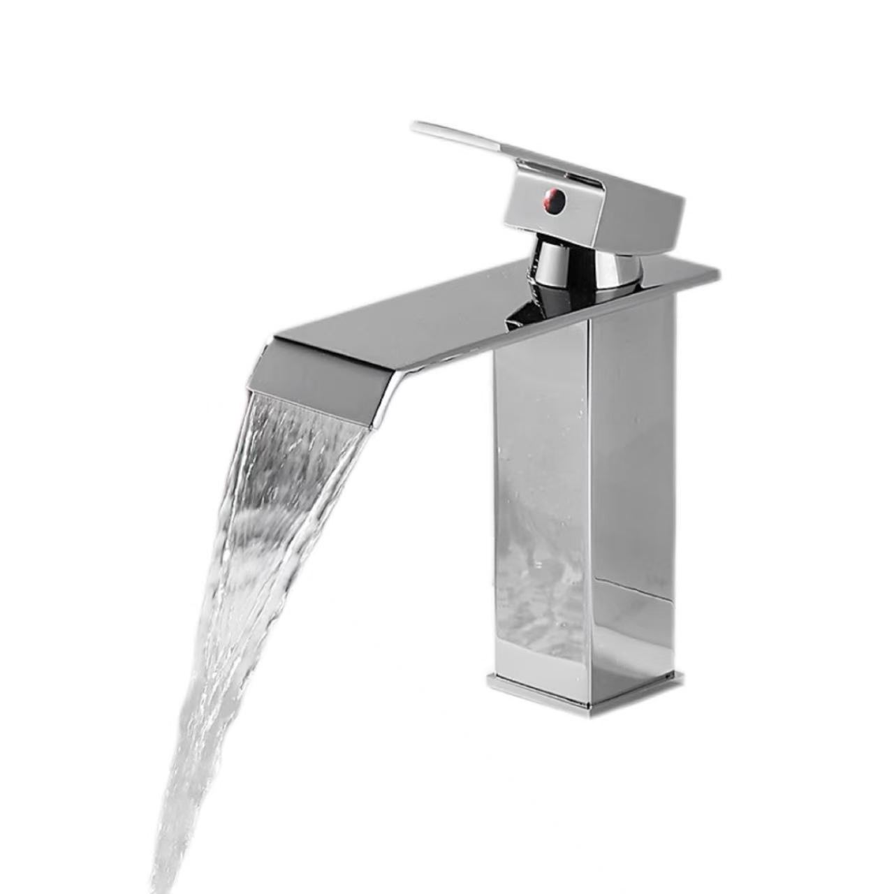 Rubinetto per acqua calda e fredda a cascata con beccuccio piatto cromato